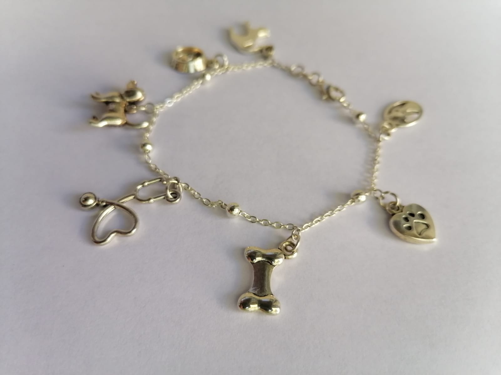 Pulsera dorada charms mascotas huella corazón hueso