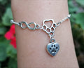 Pulsera infinito patita con dije corazón en muñeca