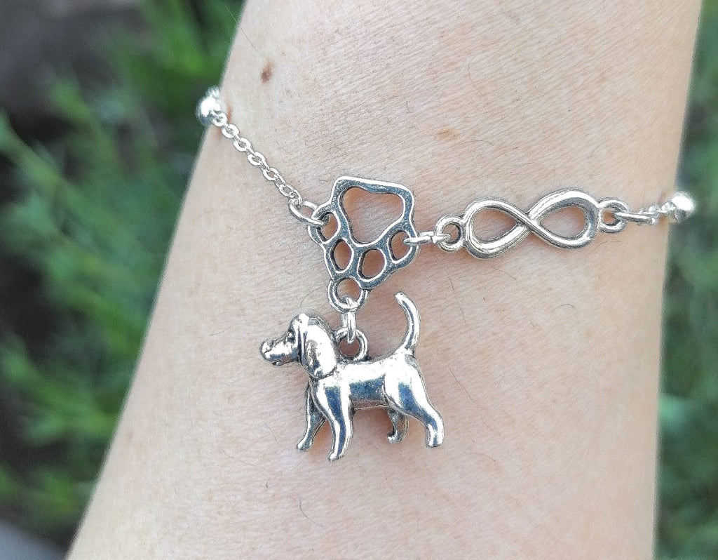 Pulsera infinito patita con dije perrito grande en muñeca