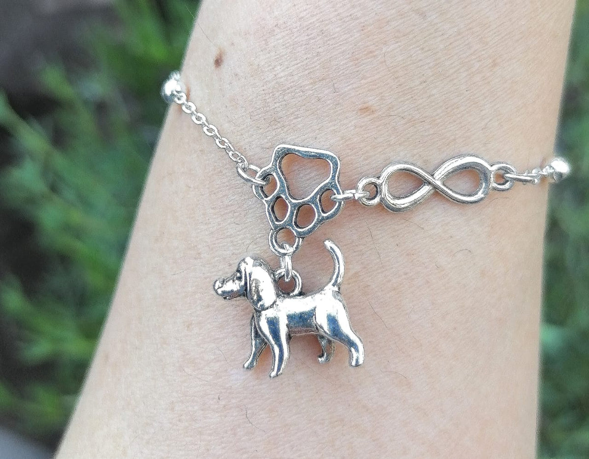 Pulsera infinito patita con dije perrito grande en muñeca