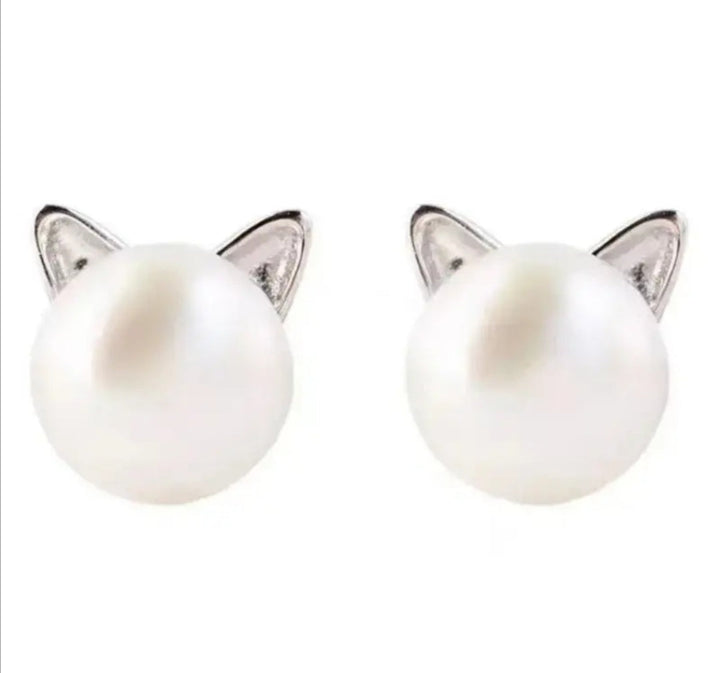 Aros gatita perla par sobre fondo blanco