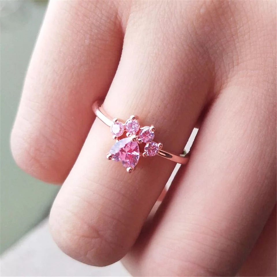 Anillo patita oro rosa puesto en dedo